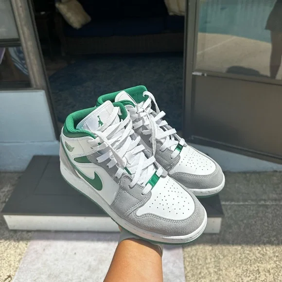 シューズ(男性用) Nike Air Jordan 1 Mid \"Green Grey White\" Nike Air Jordan 1 Mid 